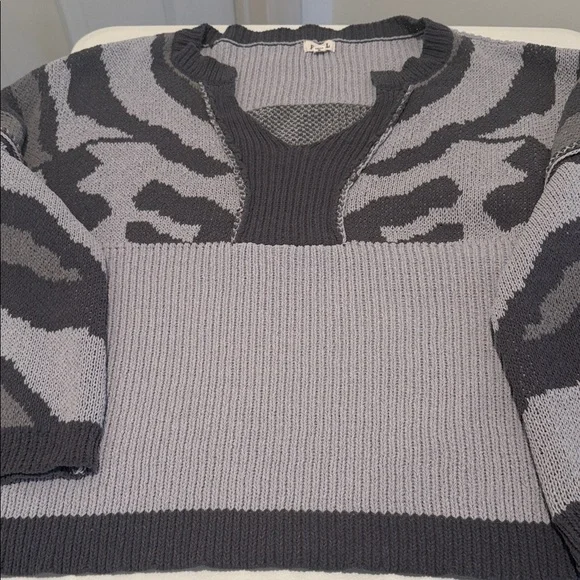 POL Charcoal & Light Gray Oversized Relaxed Boxy VNeck Sweater Medium - Picture 8 of 16